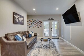 Télévision, cheminée, espaces bureaux