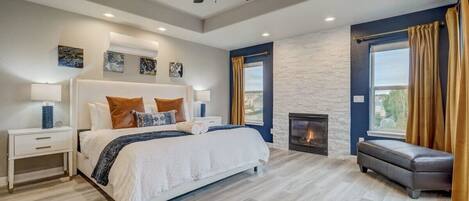 6 間睡房、書桌、熨斗/熨衫板、可攜式嬰兒床