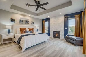 6 bedrooms, desk, iron/ironing board, WiFi - Mystique Villa! Gym, Pool Table, BBQ (Colorado Springs)