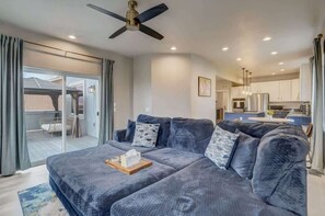 Télévision, cheminée, espaces bureaux