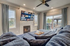 Interior - Mystique Villa! Gym, Pool Table, BBQ (Colorado Springs)