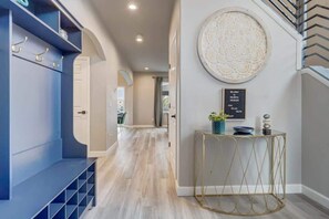 Interior - Mystique Villa! Gym, Pool Table, BBQ (Colorado Springs)