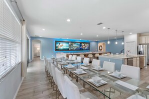 Dining - Arcade, Futuristic Theater, Triple 86โ TV Wall, EV Charger, Waterpark - Epic Oasis (Davenport)