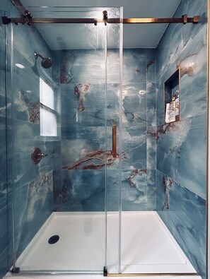Douche, articles de toilette écologiques, séchoir à cheveux