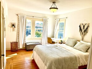 4 bedrooms, desk, iron/ironing board, travel cot