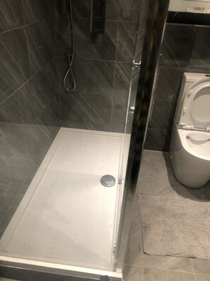 Dusj, hårføner, håndklær og såpe