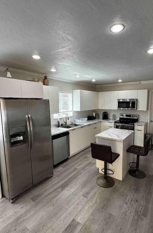 Fridge, microwave, oven, stovetop - Modern Paradise! Near Restaurants-Shopping-Beaches (Pompano Beach)