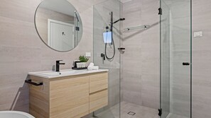 Shower, hair dryer, towels