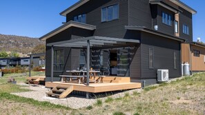 Exterior - Boorolong, located on the shores of Lake Jindabybne (East Jindabyne)