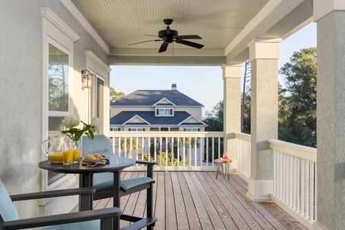 Sweetbay by AvantStay | 1 Min Walk to Beach + Pool