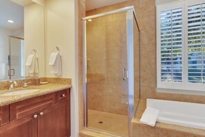 Shower, hair dryer, towels - Tranquil Ground Floor Studio in Heart of LQ #B (La Quinta)