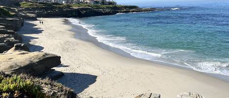 Playa en los alrededores, camastros y toallas de playa