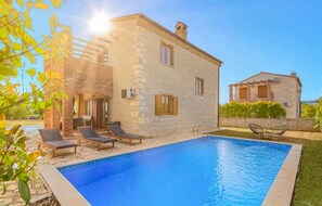 Pool - Beautiful home in Cabrunici (Cabrunici)