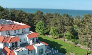 Blick ĂŒber das Haus Meeresblick bis zum Meer