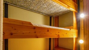 Una cama litera con estructura de madera y colchón.