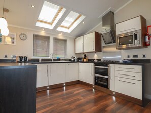 Réfrigérateur, lave-vaisselle, bouilloire électrique, grille-pain