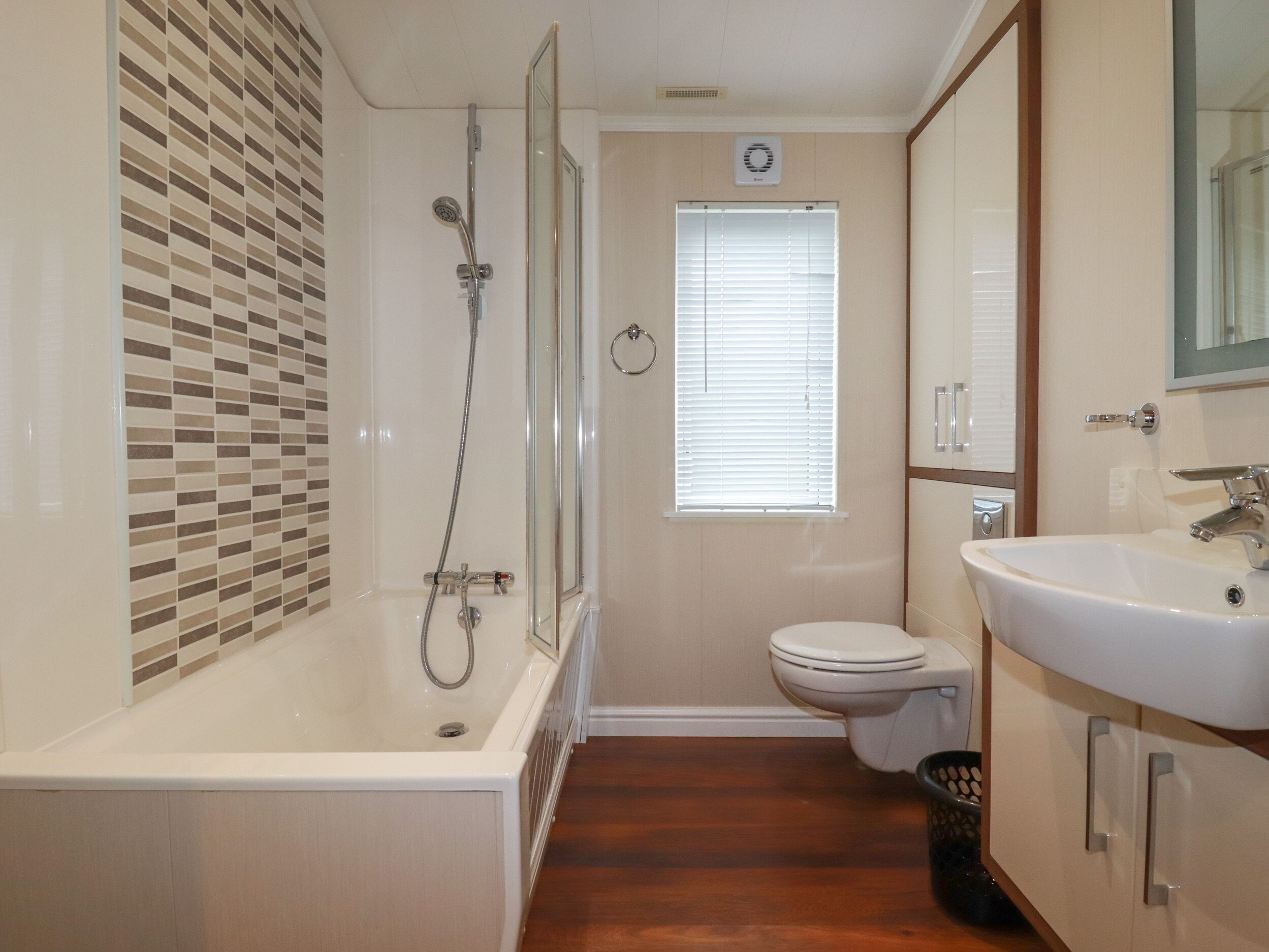 Un baño con bañera, inodoro y lavamanos.
