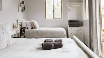 3 bedrooms, desk, iron/ironing board, travel crib