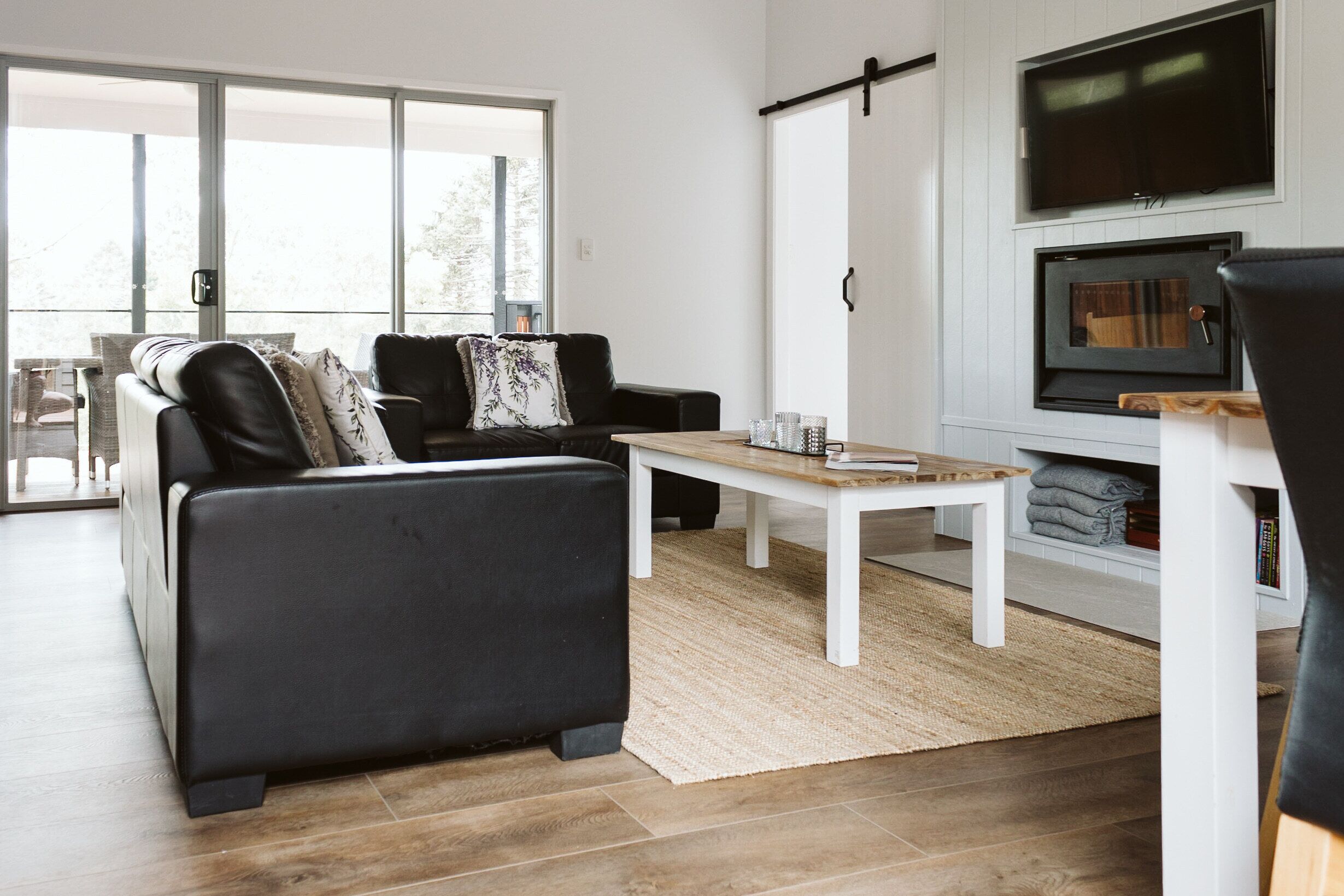 Smart-TV, Kamin, Bücher