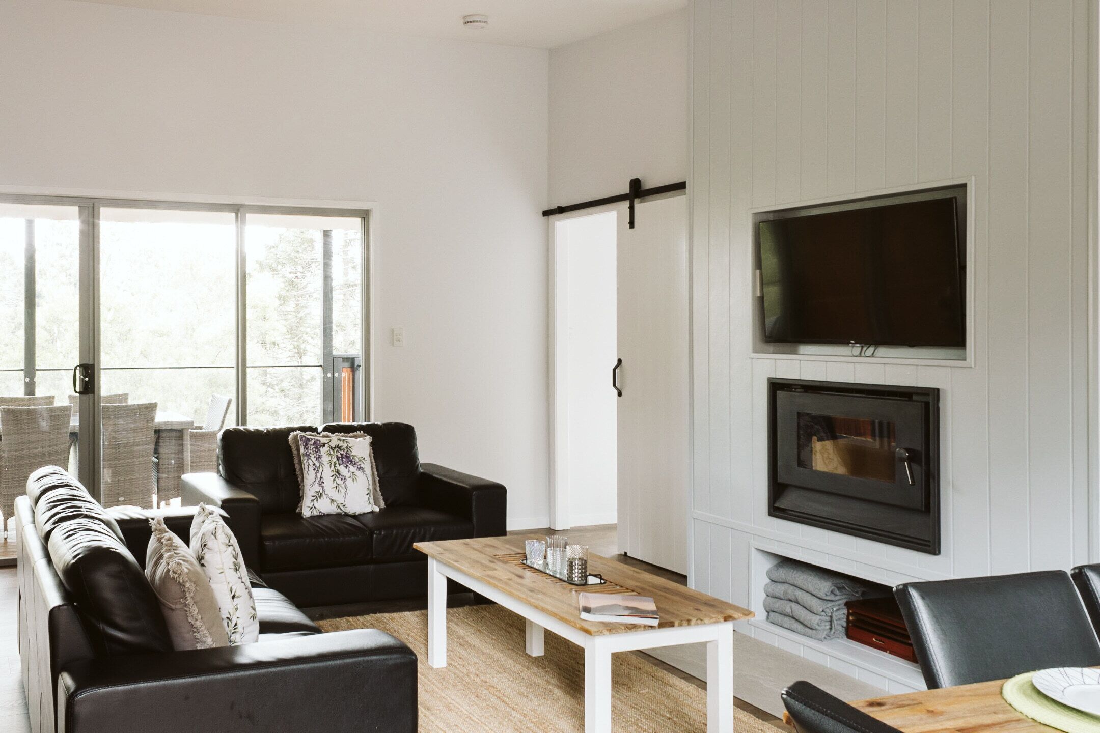 Smart-TV, Kamin, Bücher