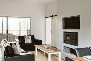 Smart-TV, Kamin, Bücher