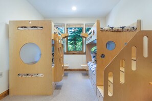 5 bedrooms, desk, iron/ironing board, free WiFi