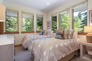 5 slaapkamers, een bureau, een strijkplank/strijkijzer, gratis wifi
