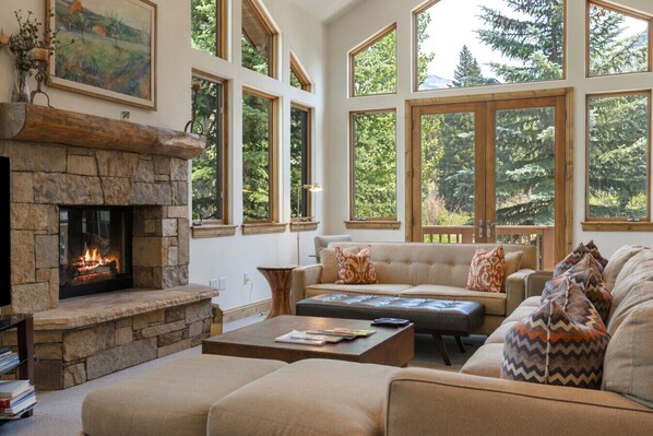 Een televisie en een open haard