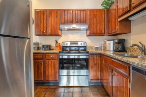 ثلاجة، ميكروويف، فرن، موقد طهي مسطح