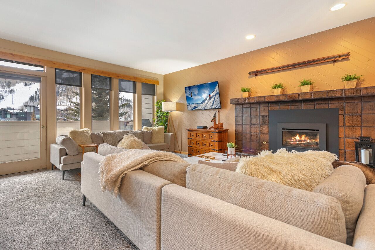 Smart TV, fireplace
