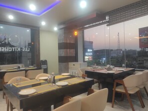 Petit déjeuner anglais (250 INR par personne)