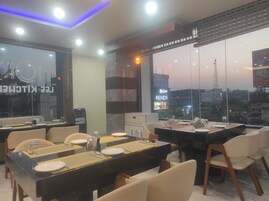 Se ofrece un desayuno inglés (250 INR por persona)