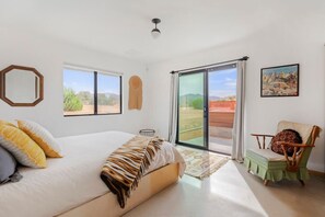 4 bedrooms, desk, WiFi - Stardust Daydream:A Micro-Resort (Yucca Valley)