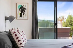 4 bedrooms, desk, WiFi