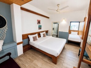 Une chambre à coucher avec un lit en bois, une table de chevet, un miroir et un ventilateur de plafond.