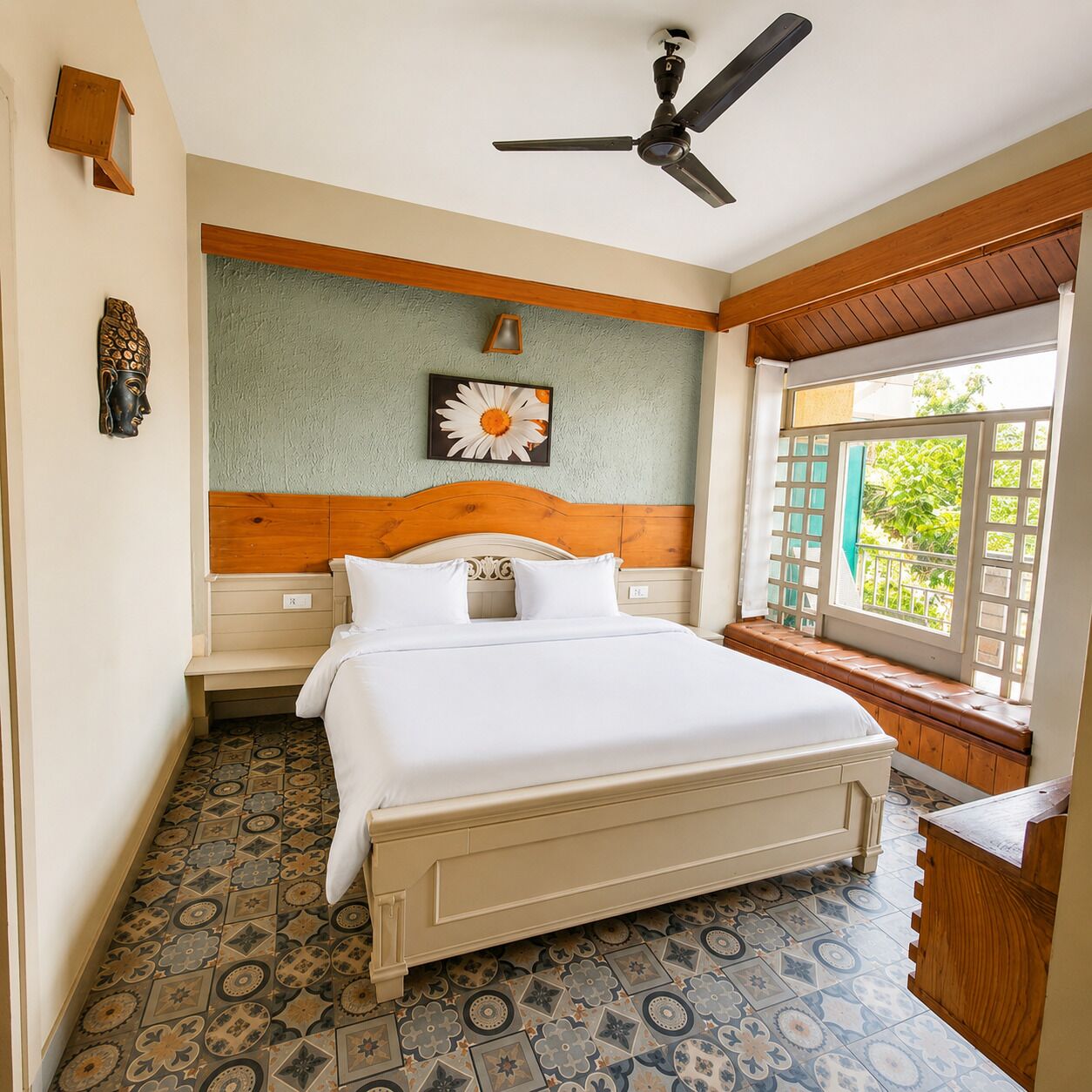 Une chambre à coucher avec un lit, un ventilateur de plafond, une fenêtre donnant sur un beau paysage et un mur orné d’un tableau.