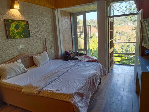 Standard Double Room | Bathroom | Shower, free toiletries - Sunrise Cottages Kasauli (Kasauli)