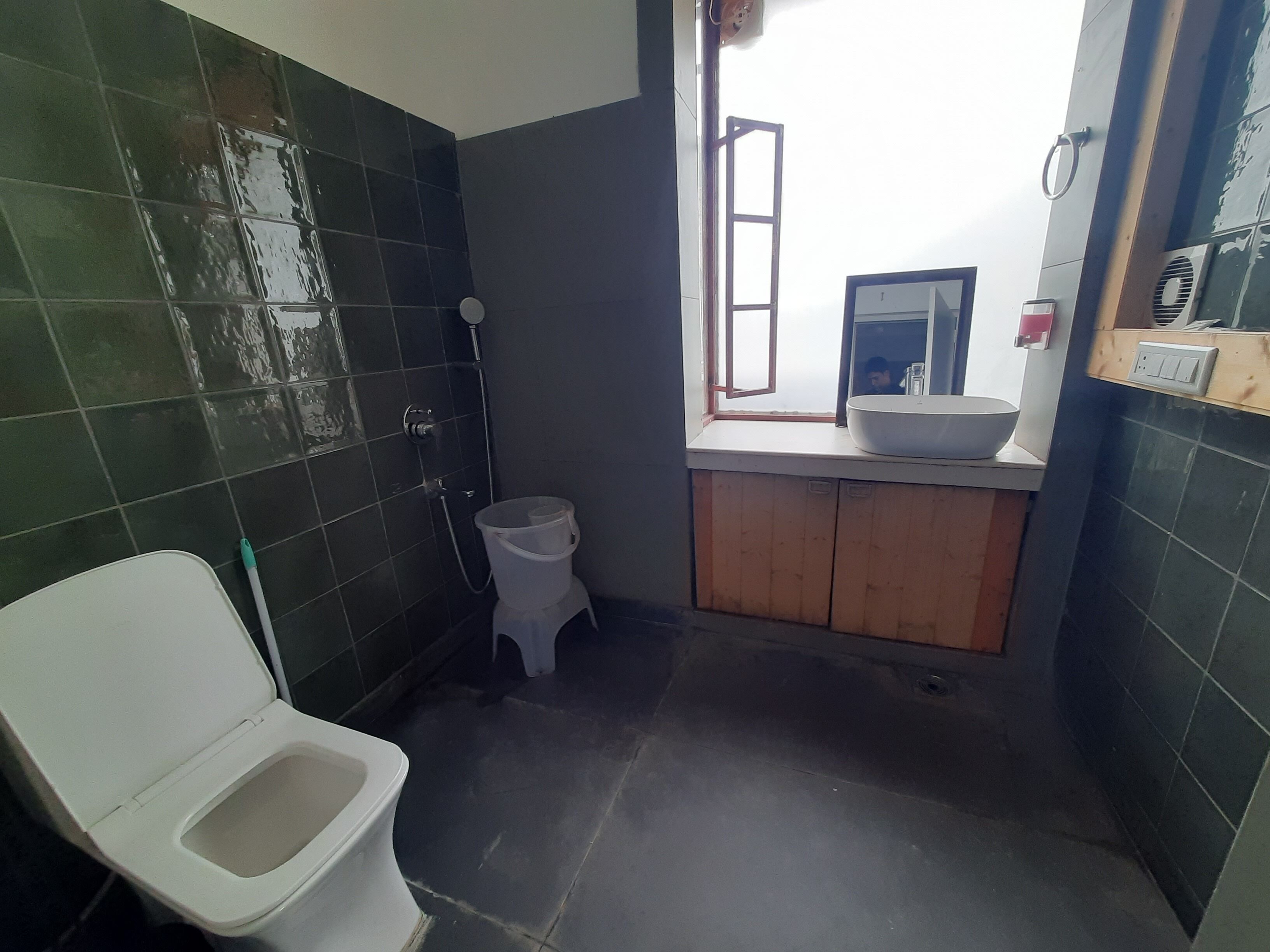 Un baño pequeño con inodoro, lavamanos y ducha.