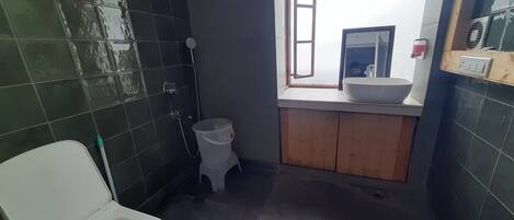 Un baño pequeño con inodoro, lavamanos y ducha.