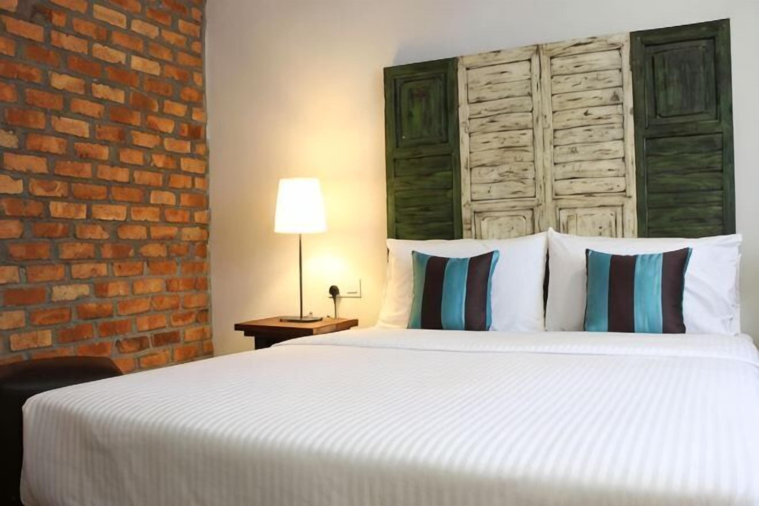 In-room safe, soundproofing, iron/ironing board, free WiFi