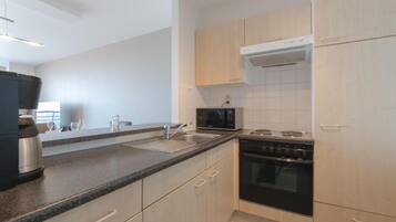 Een koelkast, een microgolfoven, een oven, een kookplaat