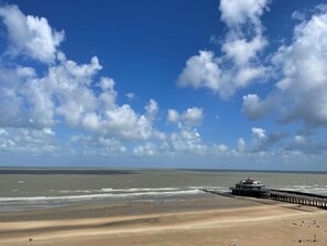 On the beach - Modern apartment with beautiful sea view! (Blankenberge)
