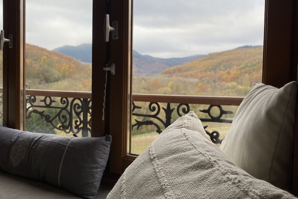Coin cosy avec lecture en allemand, anglais et français et sa vue panoramique