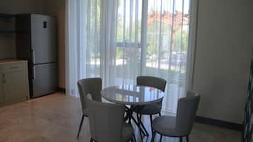 Villa | Cocina privada | Refrigerador con congelador, lavavajillas y tetera eléctrica