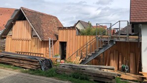 A wooden building with a staircase leading to a second level. - La Petite Maison Sous le Toit - 25 km Nord de Strasbourg (Kriegsheim)