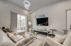 Smart TV - Luxurious Houston NRG/Medical Center Townhome (Houston)