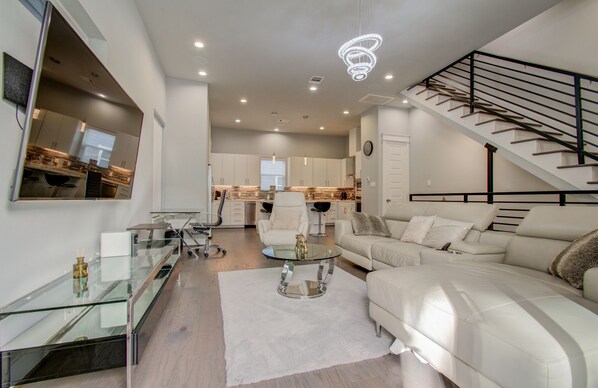 Smart TV - Luxurious Houston NRG/Medical Center Townhome (Houston)