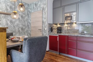 Kühlschrank, Herdplatte, Wasserkocher mit Kaffee-/Teezubehör, Toaster