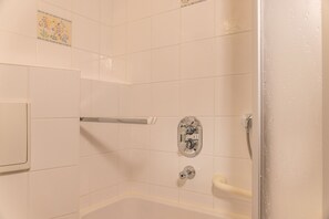 Shower, hair dryer - Anmutig und Neuzeitlich: Diese Niedlich Eingerichtete Erdgeschoss-suite von ca (Harlesiel)