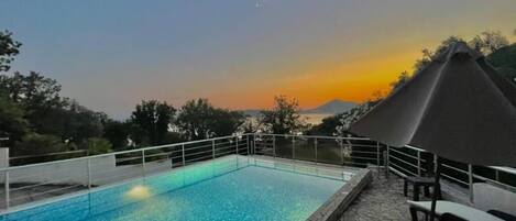 Een seizoensgebonden buitenzwembad